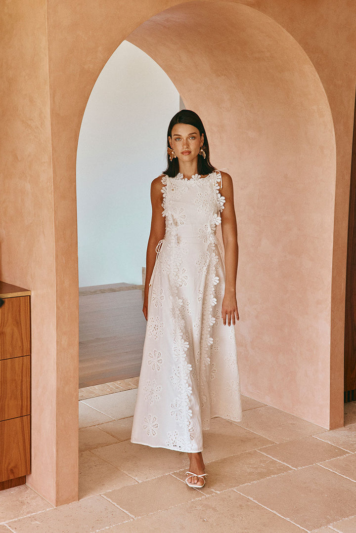 NOMI™ | Abito Maxi Ricamato – Bianco Romantico per l’Estate e le Cerimonie