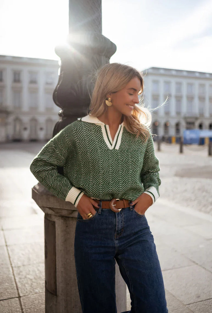 Emilia™ | Maglione verde con scollo a V e colletto ripiegato