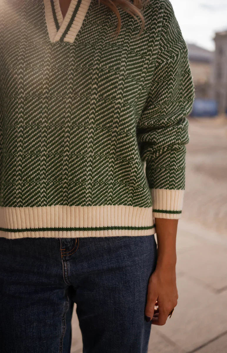 Emilia™ | Maglione verde con scollo a V e colletto ripiegato