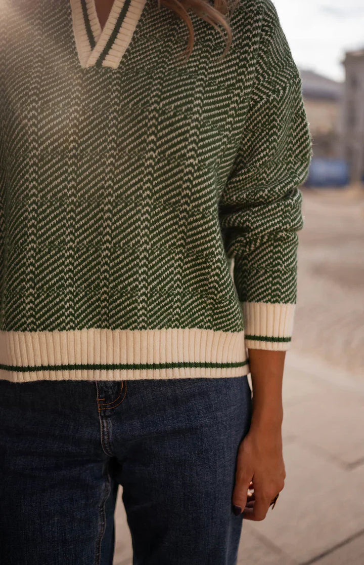 Emilia™ | Maglione verde con scollo a V e colletto ripiegato