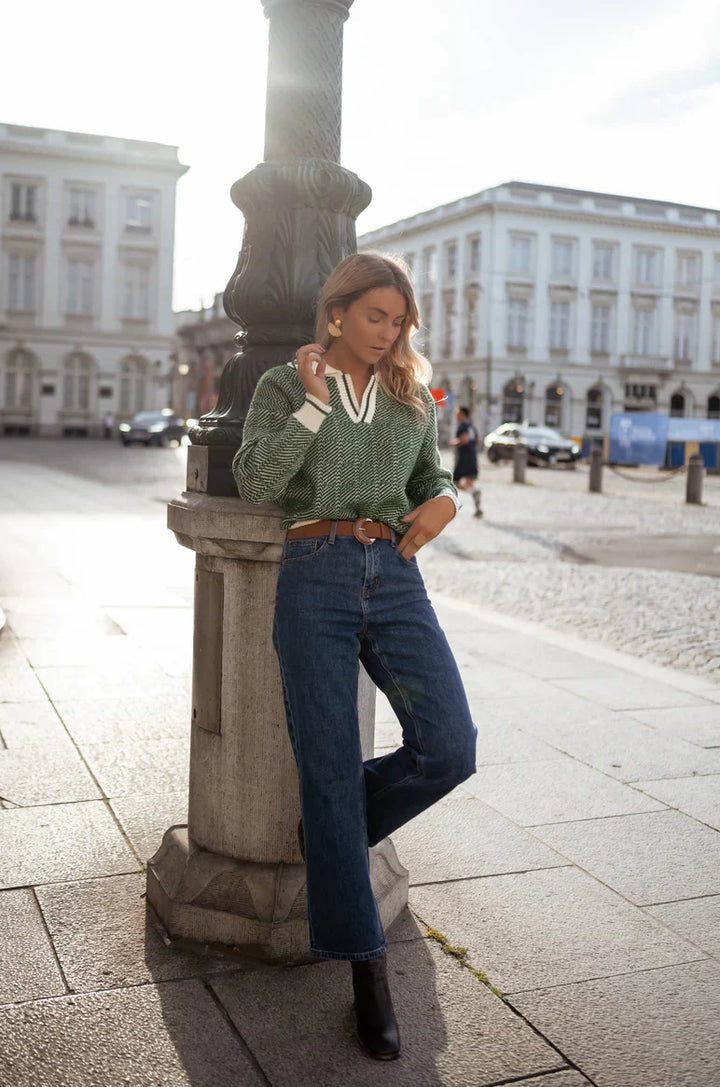 Emilia™ | Maglione verde con scollo a V e colletto ripiegato