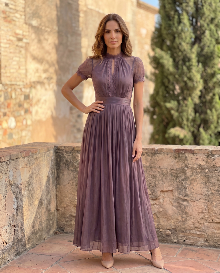 Flavia | Abito lungo viola con scollatura a chiave, bordo in pizzo di chiffon