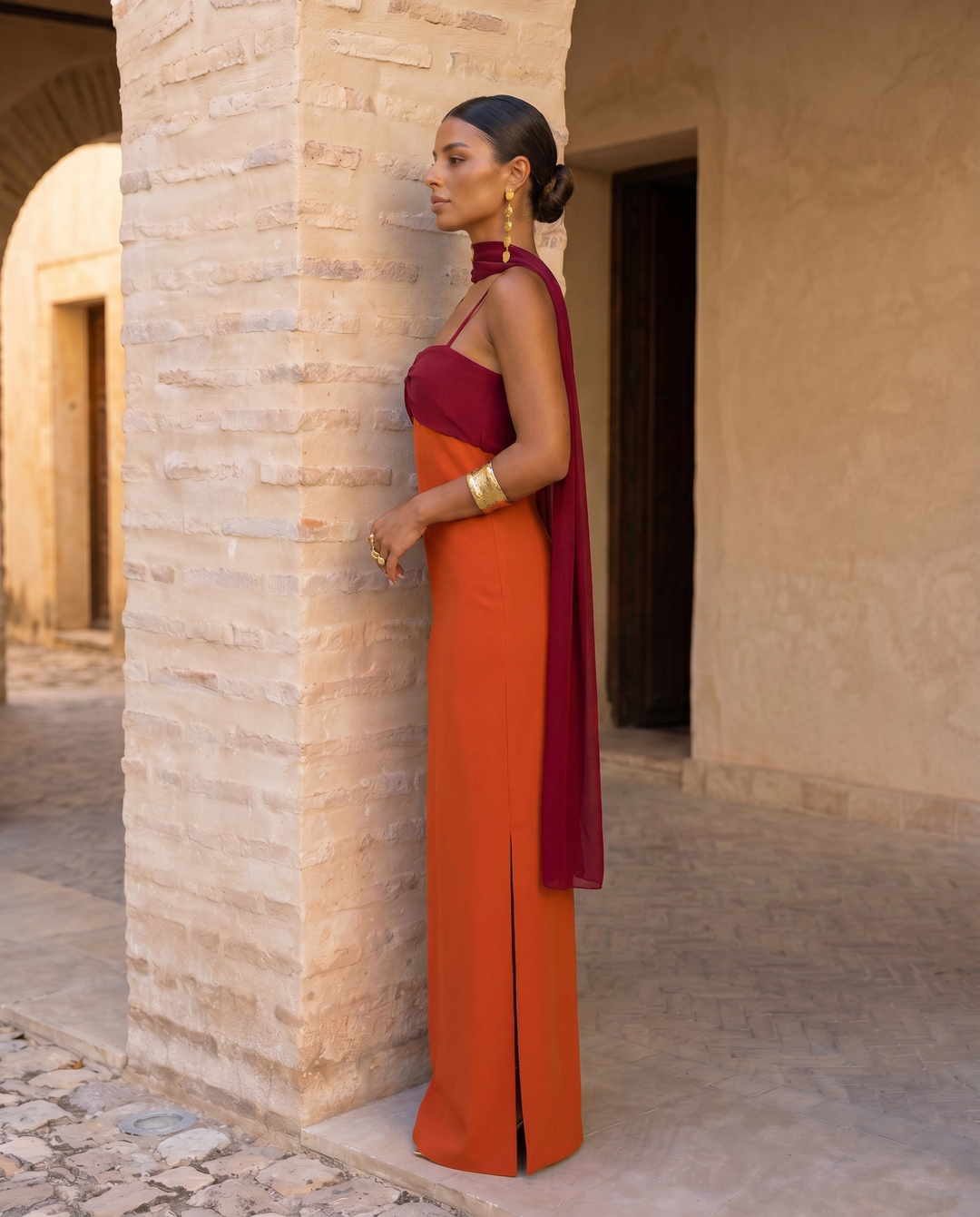 Sahara | Vestito arancione con scollatura rossa