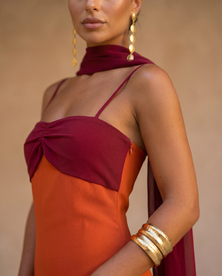 Sahara | Vestito arancione con scollatura rossa